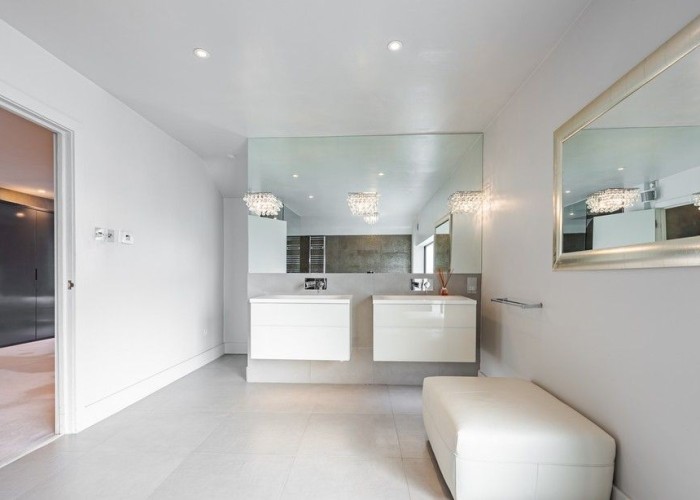 33. Bathroom (Large), Bathroom (2 sinks)