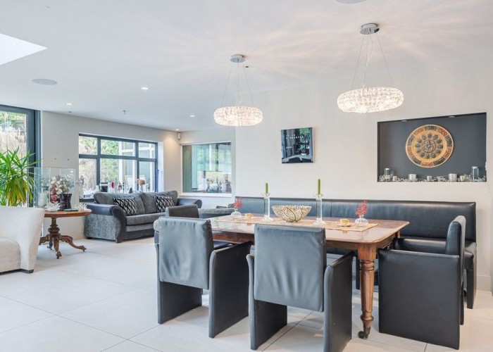 13. Diningroom