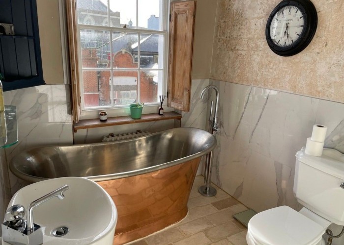 21. Bathroom (Roll Top), Bathroom (Copper Bath)