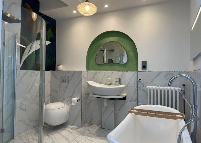 26. Bathroom (Large), Bathroom (Roll Top), Bathroom (Shower and bath)