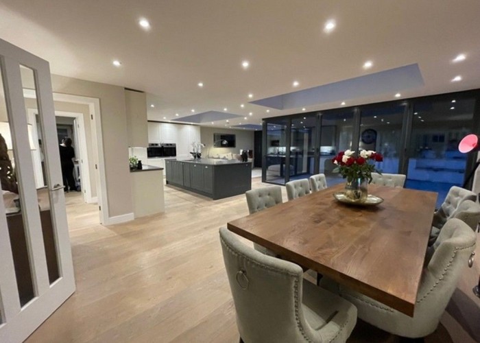 12. Kitchen With Table