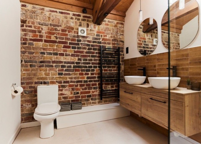 27. Bathroom (2 sinks)