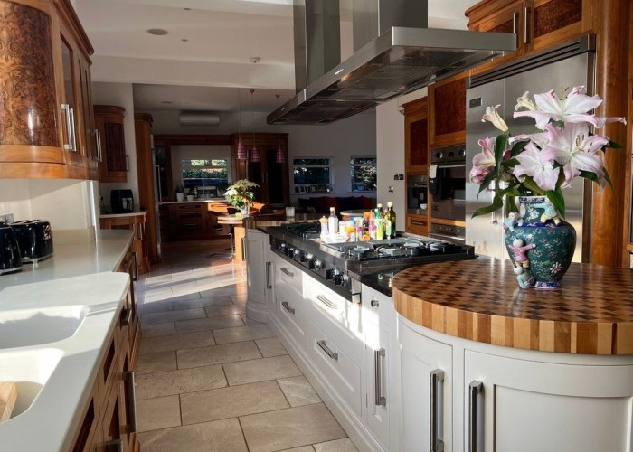 7. Kitchen (Wooden Units), Kitchen (Gas Hob)