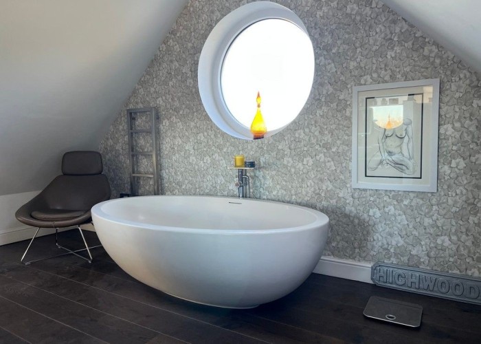 33. Bathroom (Roll Top)