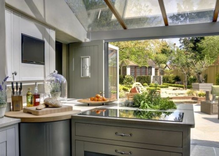 5. Kitchen (Coloured units)