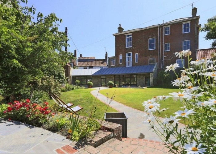 17. Garden (Rear, Large)