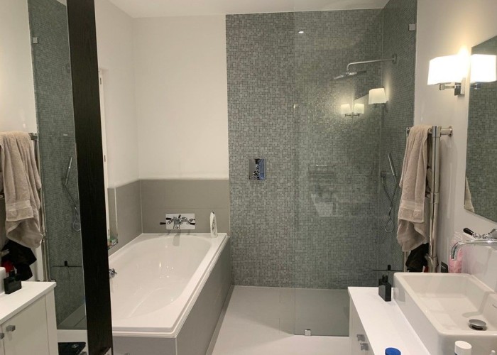 32. Bathroom (Shower and bath)