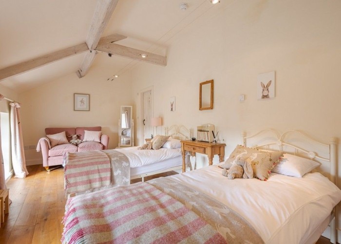 33. Bedroom (Twin Beds)