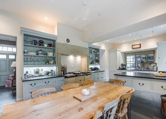 20. Kitchen With Table