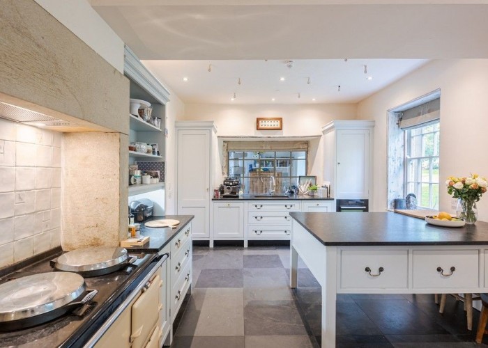17. Kitchen (With Island), Kitchen (Cream or White units)