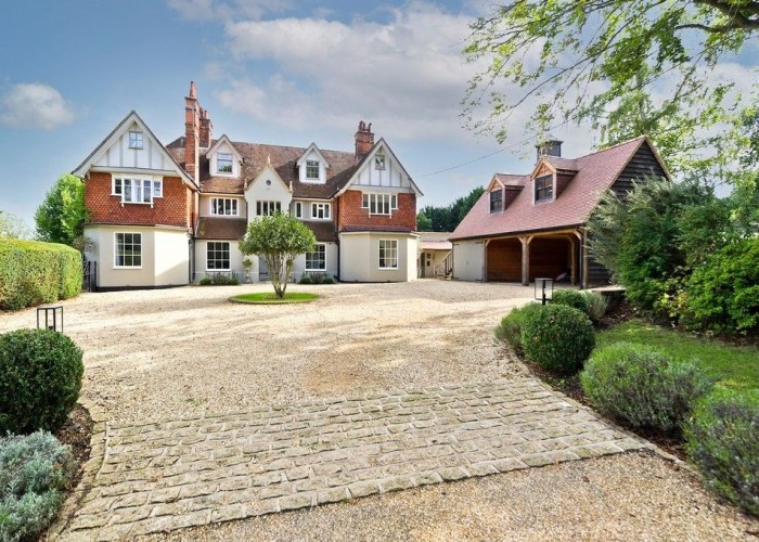5. Driveway, Stately Home/Manor, Garage (Double), Coronavirus-Friendly