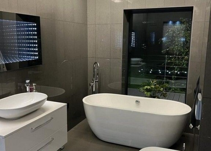 24. Bathroom (Roll Top)