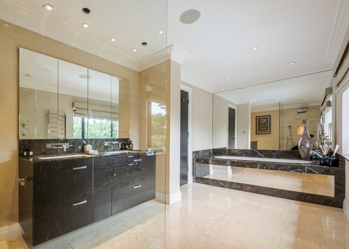 32. Bathroom (Shower and bath)