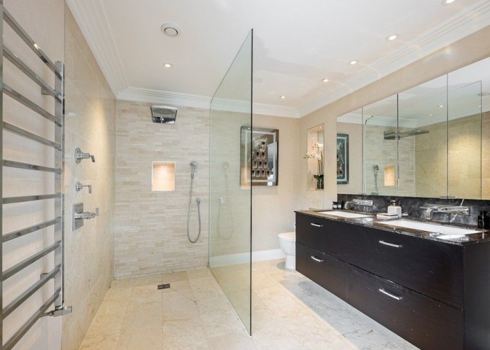 33. Bathroom (Large), Bathroom (2 sinks)