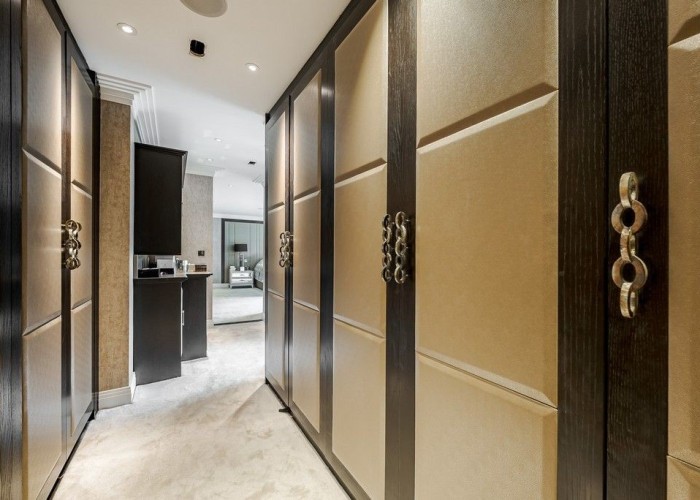 44. Dressing Room/Walk-in Wardrobe