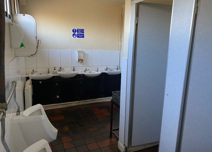 28. Toilet / Toilet Block