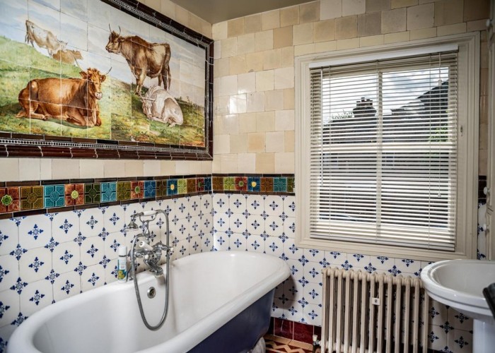 17. Bathroom (Roll Top)