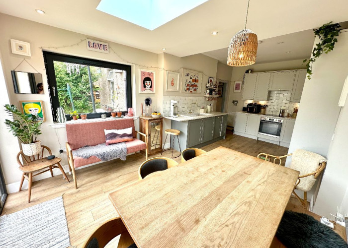 2. Kitchen (Cream or White units), Kitchen (Modern), Kitchen With Table, Coronavirus-Friendly, Kitchen (Electric/Induction Hob)