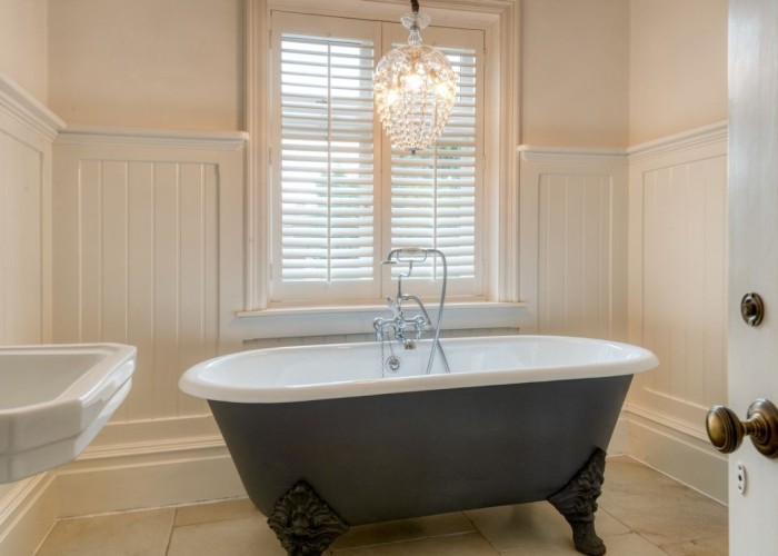 26. Bathroom (Roll Top)