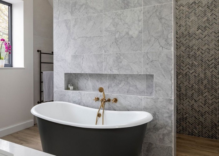 31. Bathroom (Roll Top)