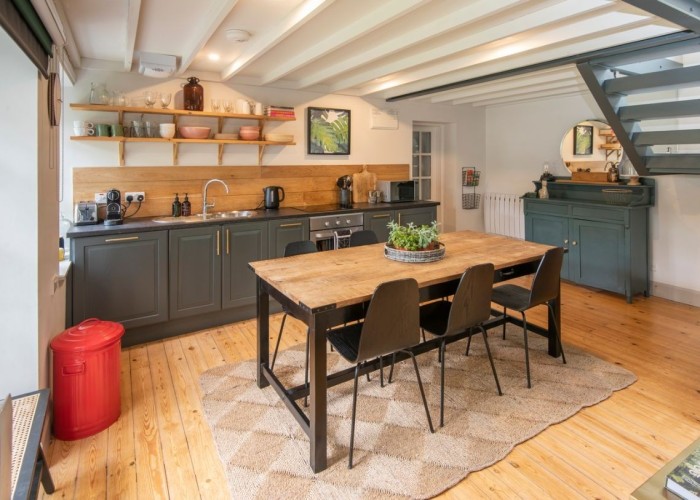 40. Kitchen (Coloured units)