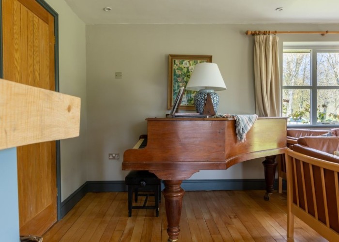 28. Piano