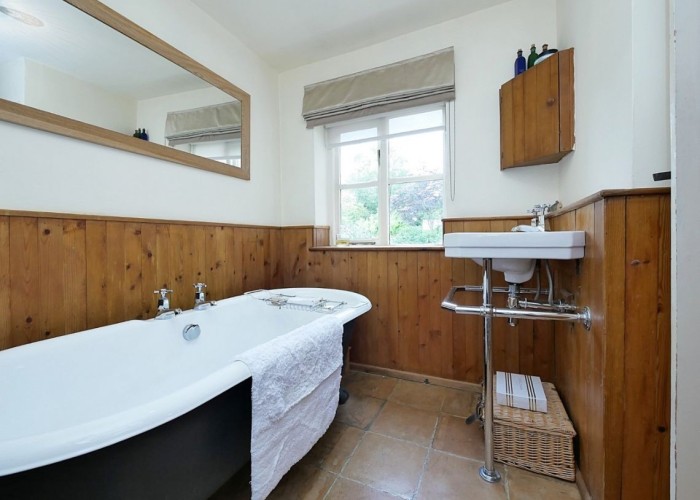 6. Bathroom (Roll Top)