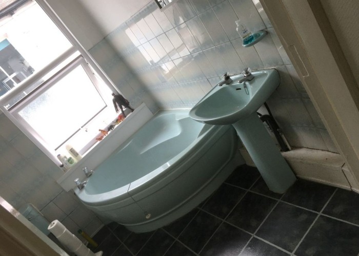 11. Bathroom (Retro)
