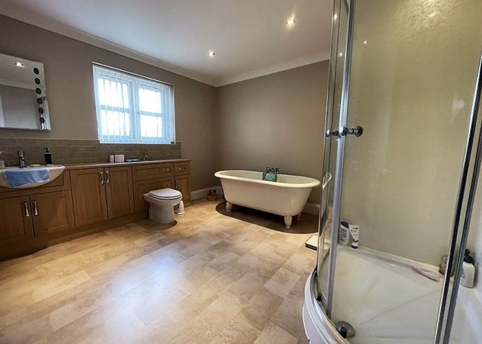 7. Bathroom (Roll Top)