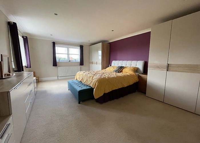 8. Bedroom (Master/En-Suite)