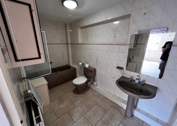 31. Bathroom (Retro)