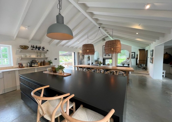 5. Kitchen (Coloured units)
