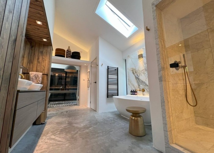 26. Bathroom (2 sinks)