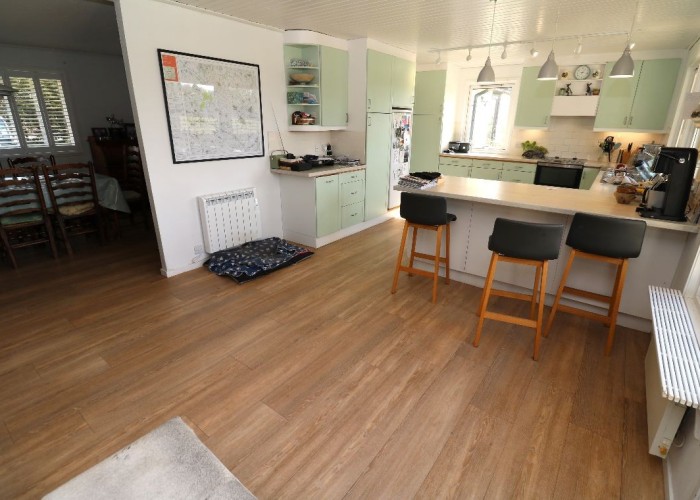 4. Kitchen (Coloured units)