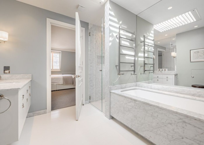 23. Bathroom (Double Bath)