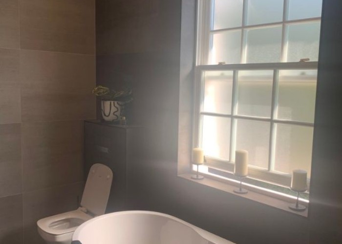 20. Bathroom (Roll Top)
