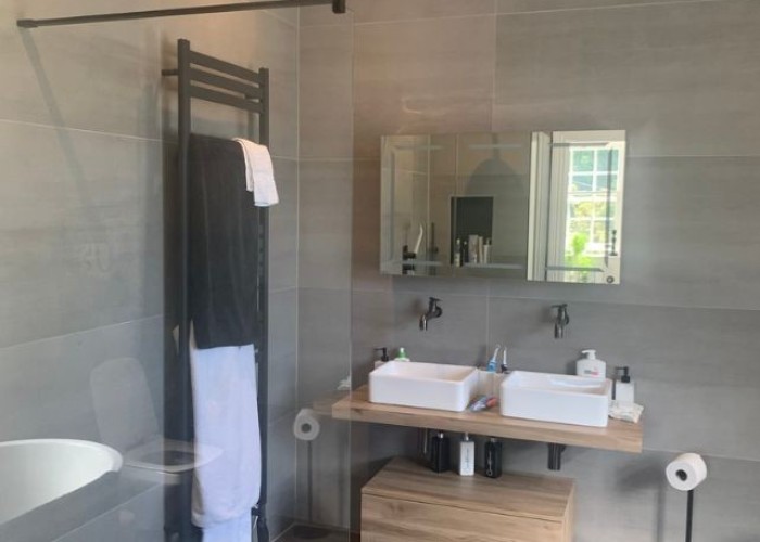 19. Bathroom (2 sinks)
