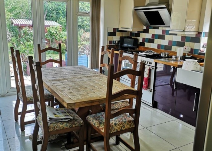 3. Kitchen (Coloured units)