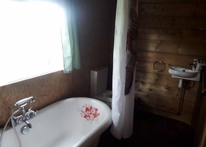7. Bathroom (Roll Top)