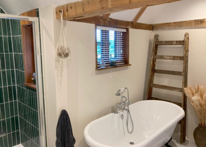 6. Bathroom (Double Bath)