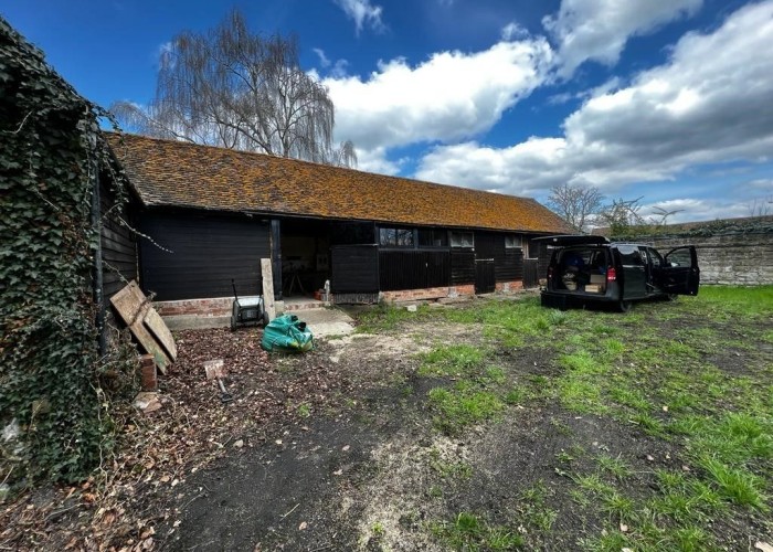 84. Barn