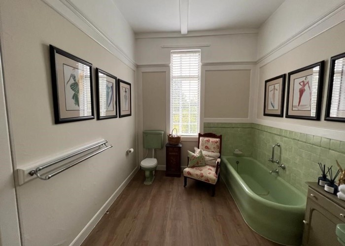 26. Bathroom (Retro)