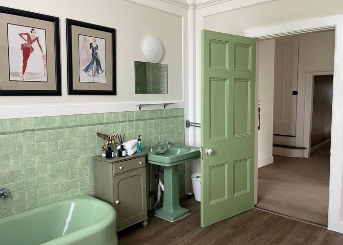 25. Bathroom (Retro)