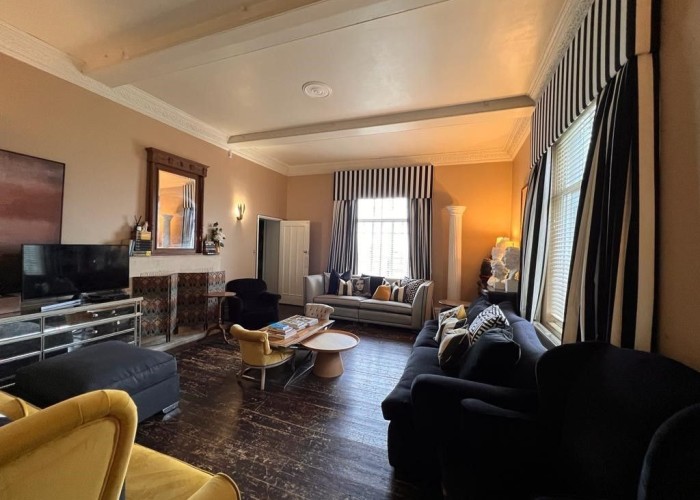 18. Livingroom, Wooden Floor