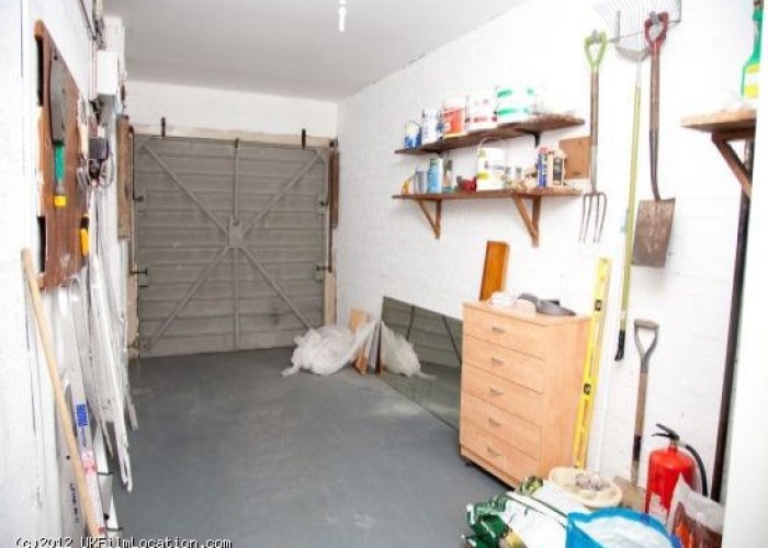 28. Garage