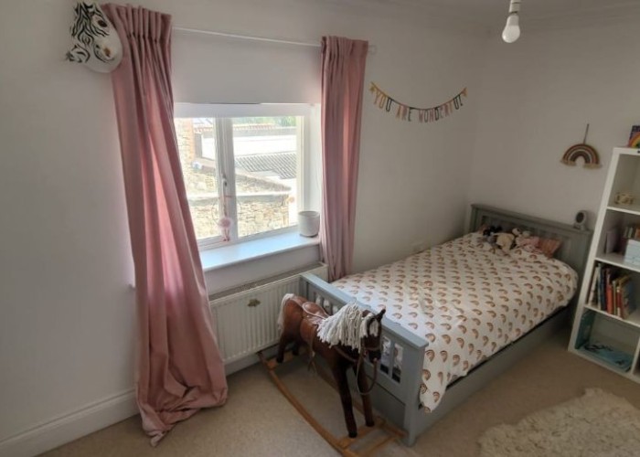 16. Bedroom (Twin Beds)