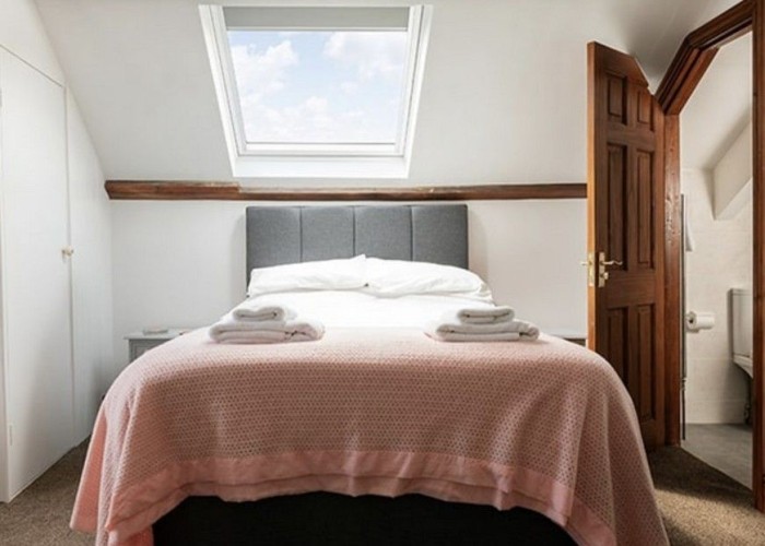 5. Bedroom (Double), Skylight