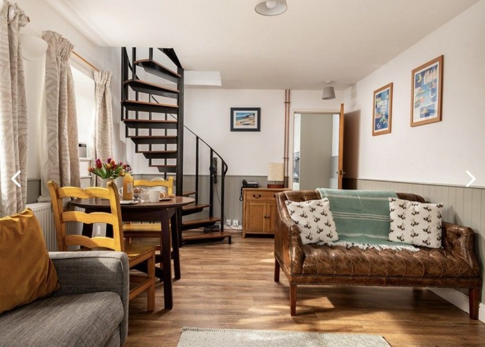 7. Livingroom, Staircase (Spiral)