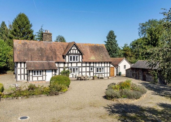 5 Bed Tudor Home with Original Features For Filming