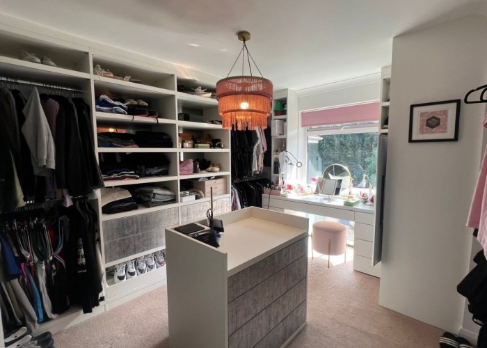 8. Dressing Room/Walk-in Wardrobe